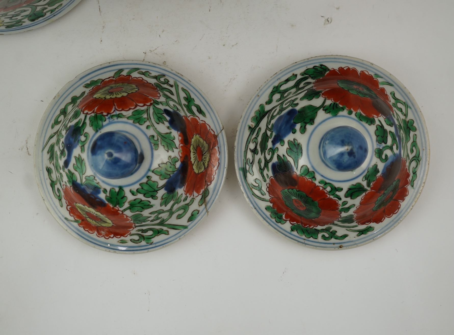 A pair of Chinese Transitional wucai vases and covers, Shunzhi / early Kangxi, late 17th century